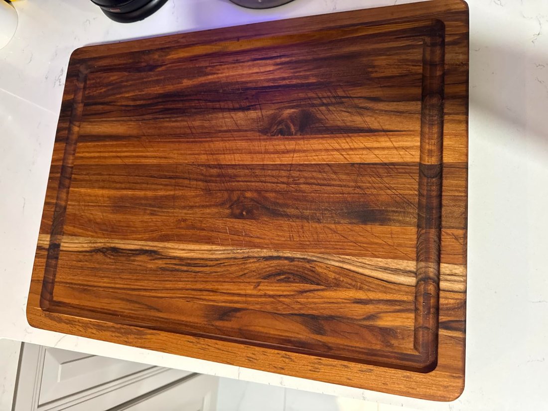 Tabla de teca premium en la cocina